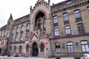 rd_1slimnica_20160418 Rīgas 1. slimnīcas vēsturiskā ēka ar dekoratīviem elementiem un logiem. Redzama ieeja un piemiņas plāksnes.