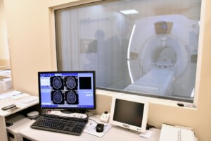 rd_1slimnica_20160418 Dators ar MRI attēliem un skeneris Rīgas 1. slimnīcā, redzams caur stiklu.