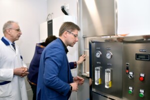 rd_1slimnica_20160418 Attēlā redzami trīs cilvēki, no kuriem viens skatās uz medicīnas iekārtu ar manometriem un vadības paneļiem.