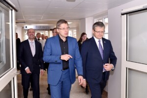rd_1slimnica_20160418 Attēlā redzami vīrieši, dodoties pa Rīgas 1. slimnīcas koridoru, virzienā uz endoskopiju.