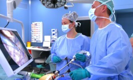 Divi mediķi operācijas telpā, izmantojot medicīnisko aprīkojumu un monitoru. Rīgas 1. slimnīca.